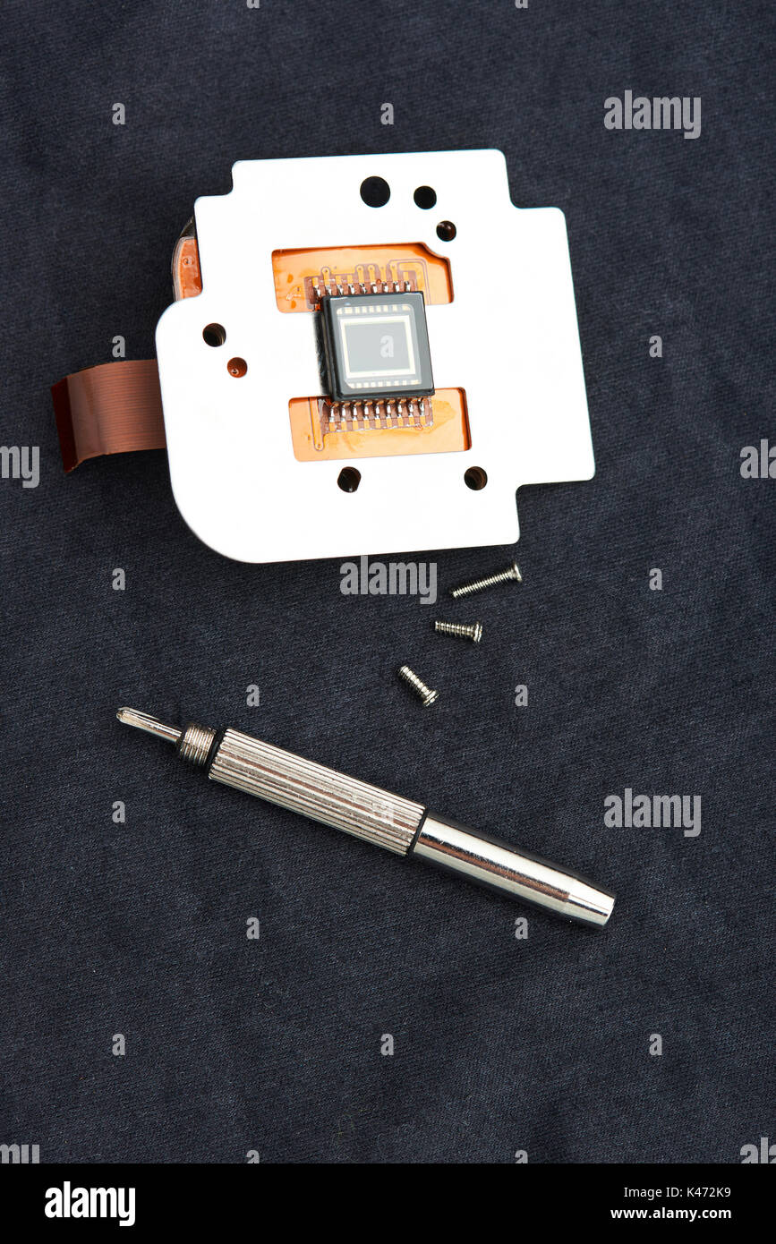 Sensor de imagen digital de pequeño tamaño con screwdiver y atornille el fondo de paño negro Foto de stock