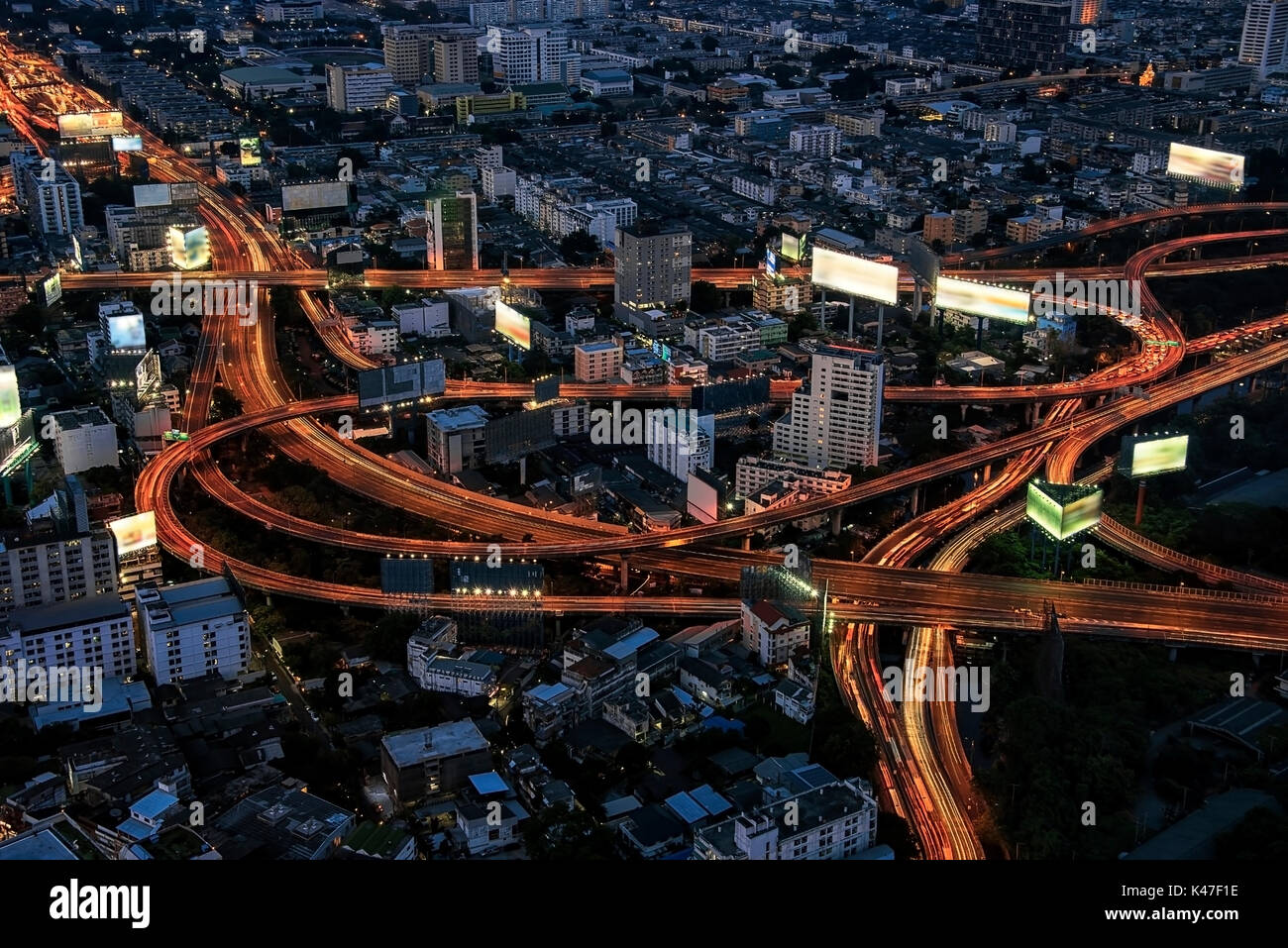 Cruce de Bangkok por la noche Foto de stock