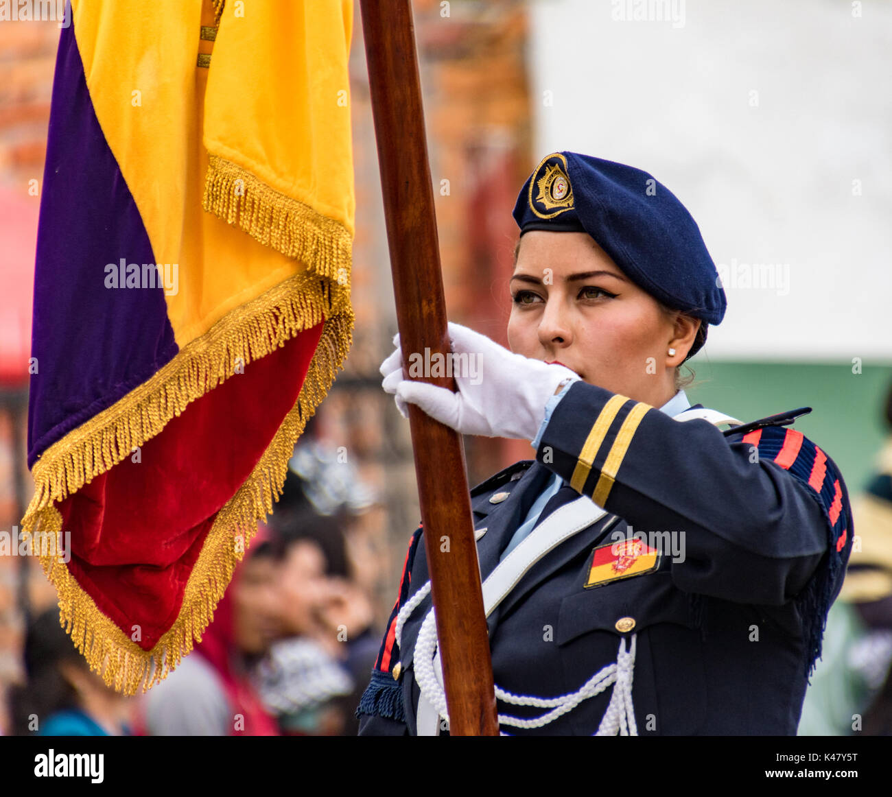 Elite militar mujer lleva la bandera en el Desfile del Día de la  independencia en Cuenca, Ecuador el 3 de noviembre, 2016 Fotografía de  stock - Alamy