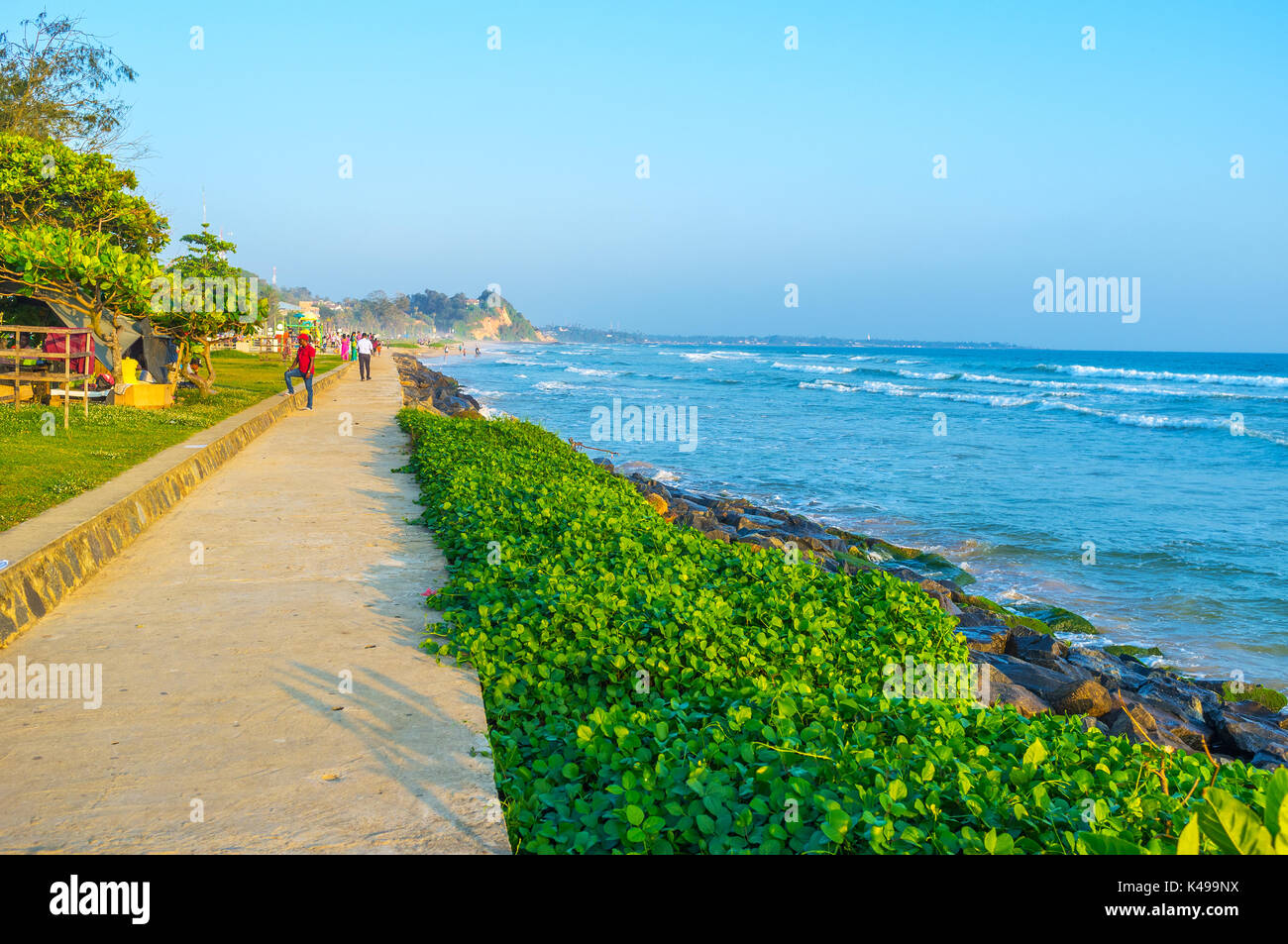Matara, SRI LANKA - Diciembre 2, 2016: el camino a la playa es la costa sur de Sri Lanka, es un lugar popular para pasear, ocio nocturno y meetplace de co Foto de stock