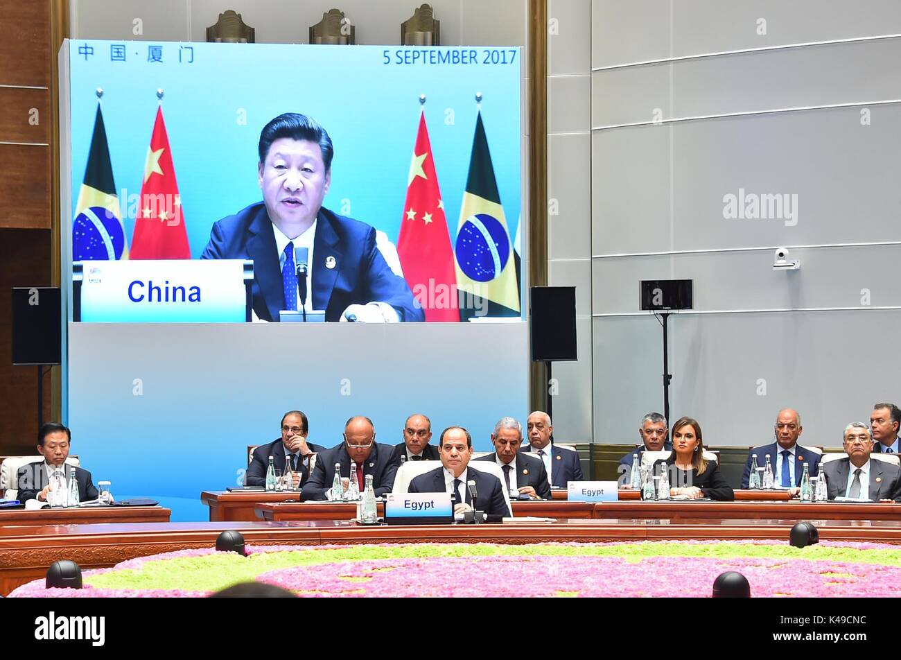 Xiamen, China - 5 de septiembre de 2017 - El presidente egipcio Sisi, y el Presidente de China, Xi Jinping hablar en la conferencia cumbre del BRIC 'Diálogo de los mercados emergentes y los países en desarrollo". La novena edición de la Cumbre BRICS está centrada alrededor del tema "tronger Parternership para un futuro más brillante. Este año invitado unidas Egipto, Kenya, Tayikistán, México y Tailandia se unirán a la agrupación bajo un enfoque "BRICS Plus'. Piscina (foto). Foto de stock