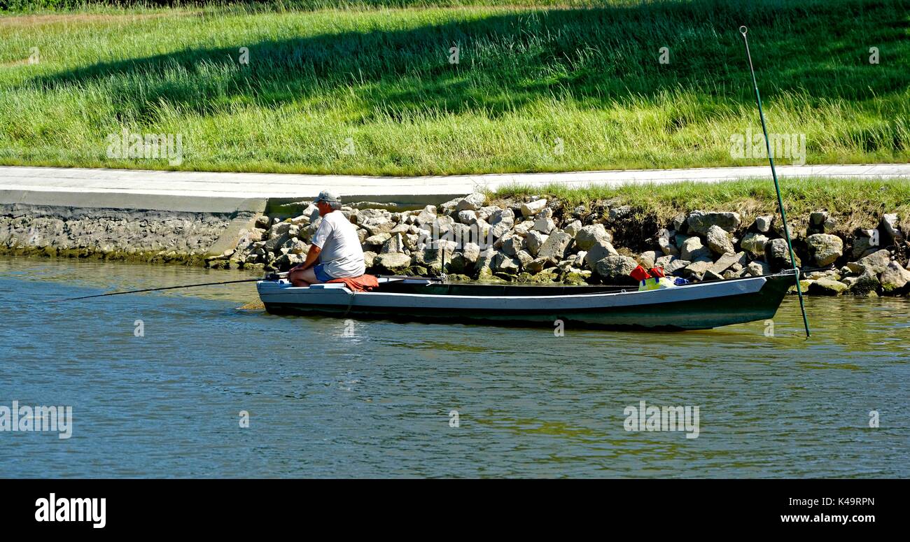 Pescador en el barco sobre el río Red Moson-Danube en Gyor Foto de stock