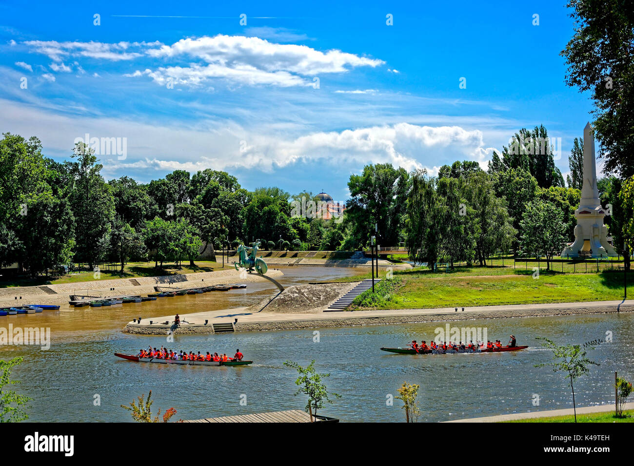 Raab afluye al Danubio Mosón con Kite Boats en Gyor Foto de stock