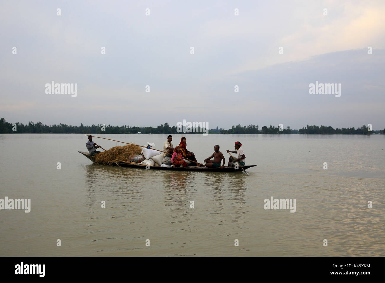 Una familia se escapa de las inundaciones en sarkarpara ulipur upazila de kurigram en Bangladesh. Foto de stock