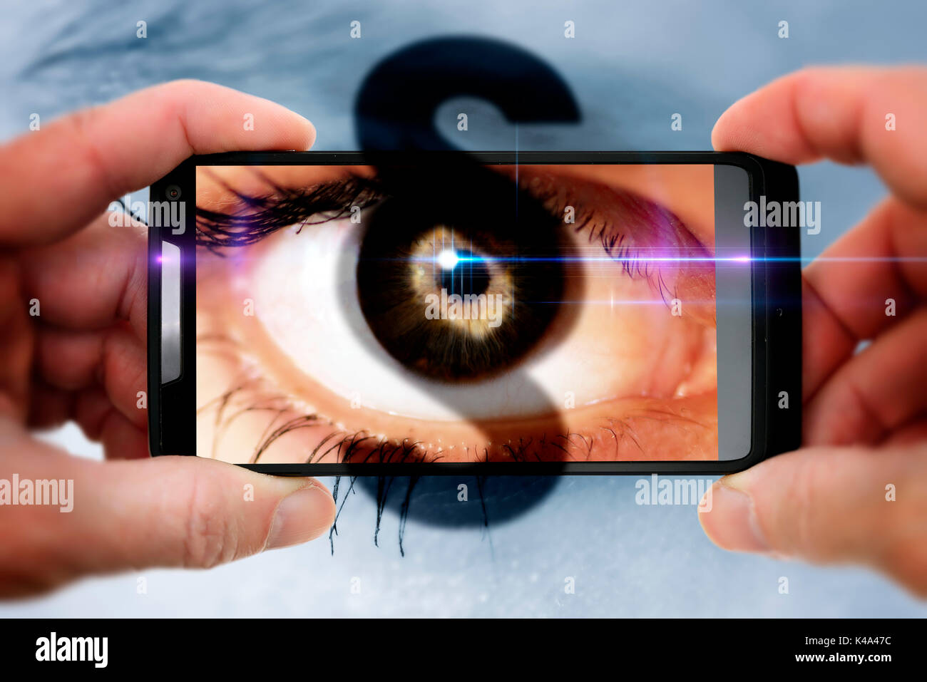 Los ojos de los womans y signo de párrafo en un celular, gawker Foto de stock
