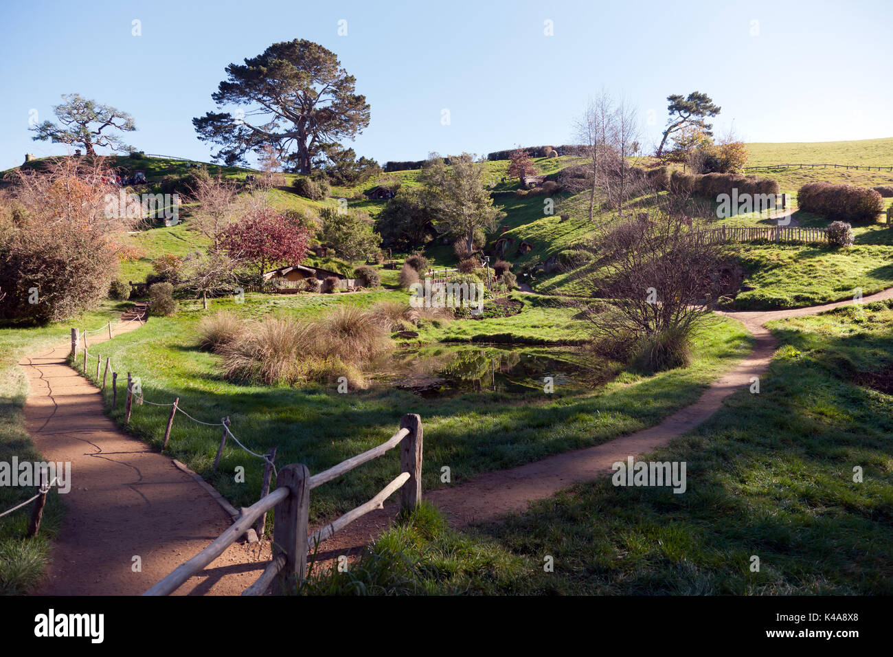 Vista panorámica de la parte de la película de Hobbiton, Matamata, Waikato, Nueva Zelanda Foto de stock