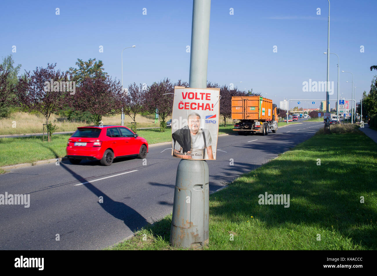 Parte de los derechos cívicos, SPO, escrito VOTAR CECHA (checo, Frantisek Ringo Cech), el póster de la campaña preelectoral, Praga, República Checa, 4 de septiembre de 2017. Foto de stock
