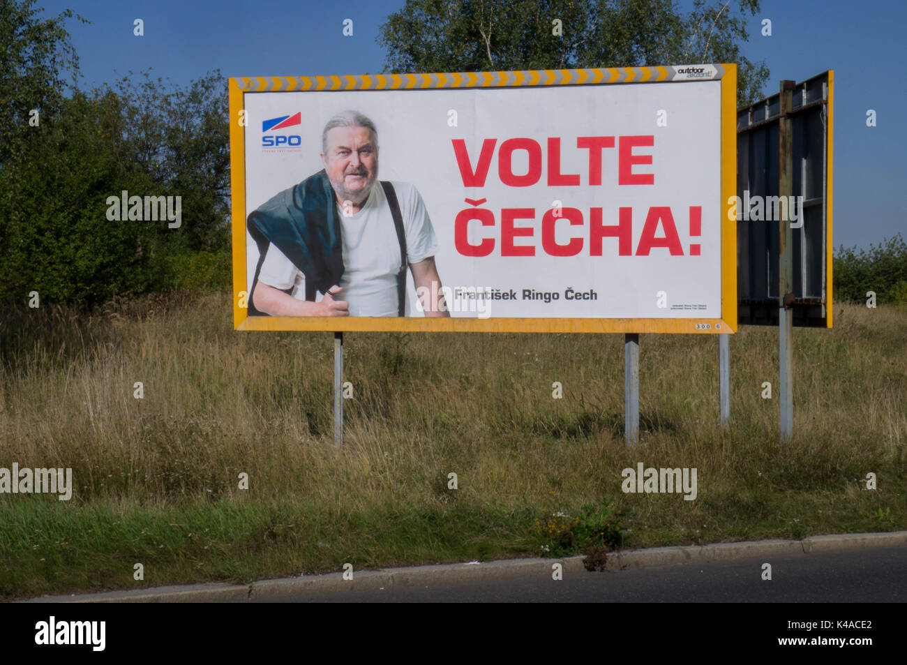Parte de los derechos cívicos, SPO, escrito VOTAR CECHA (checo, Frantisek Ringo Cech), pre-campaña electoral billboard, Praga, República Checa, 4 de septiembre de 20 Foto de stock