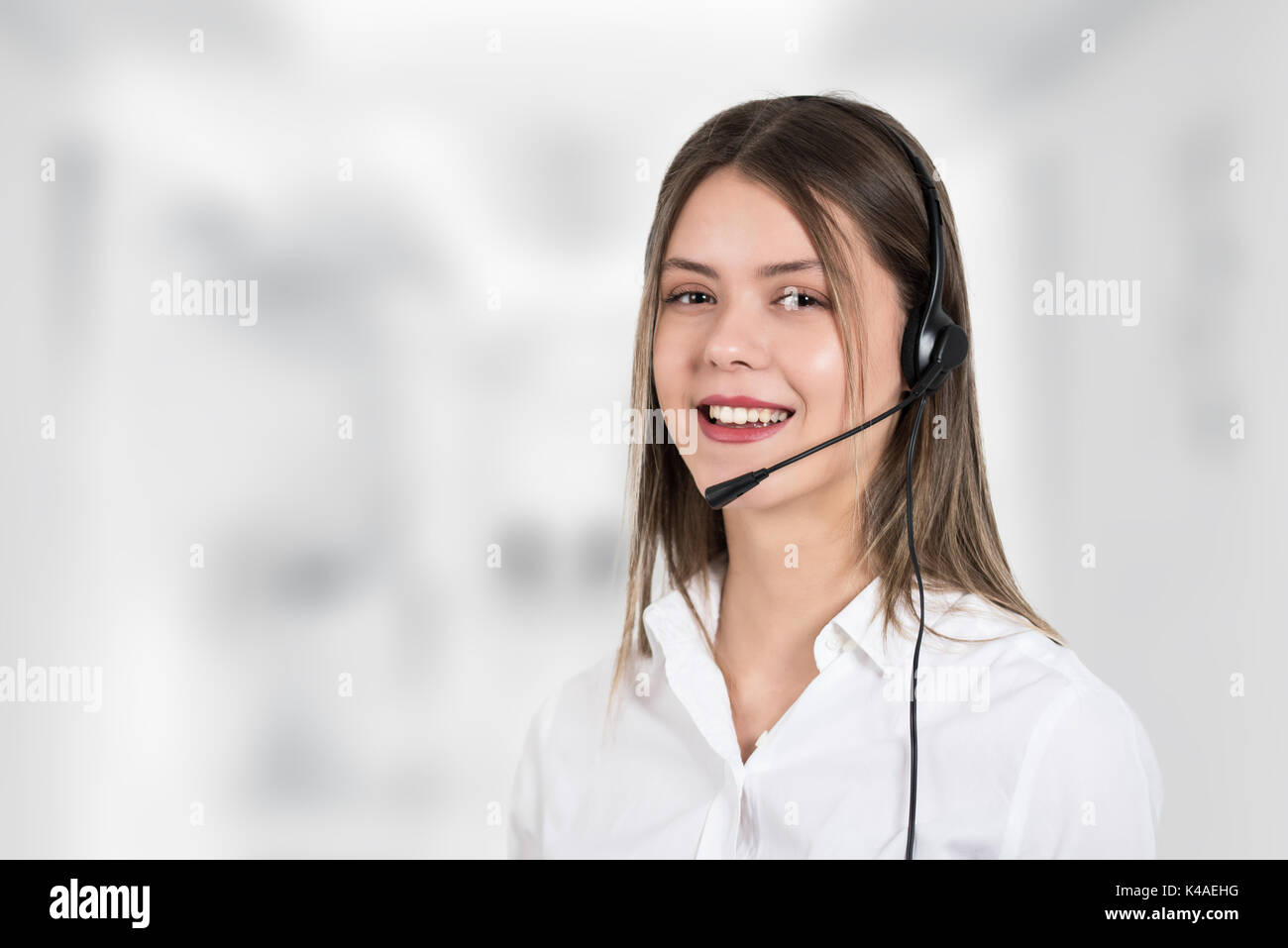 Retrato de una hermosa joven operador de call center Foto de stock