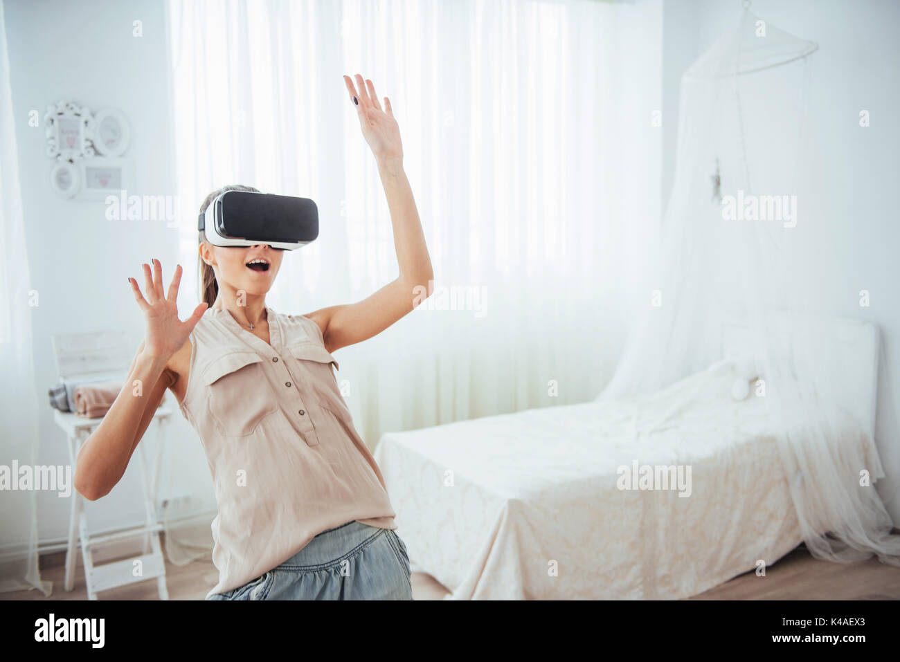 La mujer obtiene la experiencia de utilizar gafas-vr casco de realidad virtual en un bright studio Foto de stock