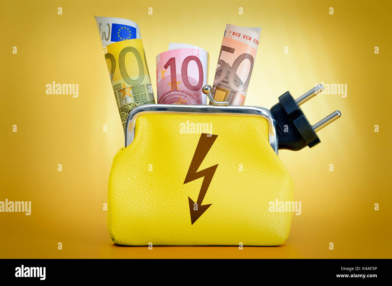 Billetes en euros y el tapón en el monedero, los costes de electricidad. Foto de stock