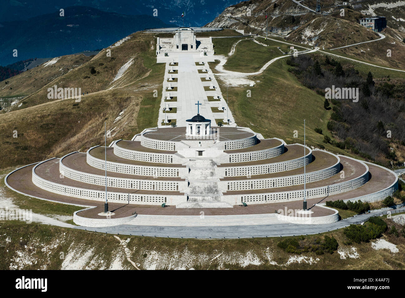 Monumento en el monte Grappa, primera guerra mundial, sacrario del monte Grappa, vista aérea, cimagrappa, semonzo, Bassano, Veneto Foto de stock