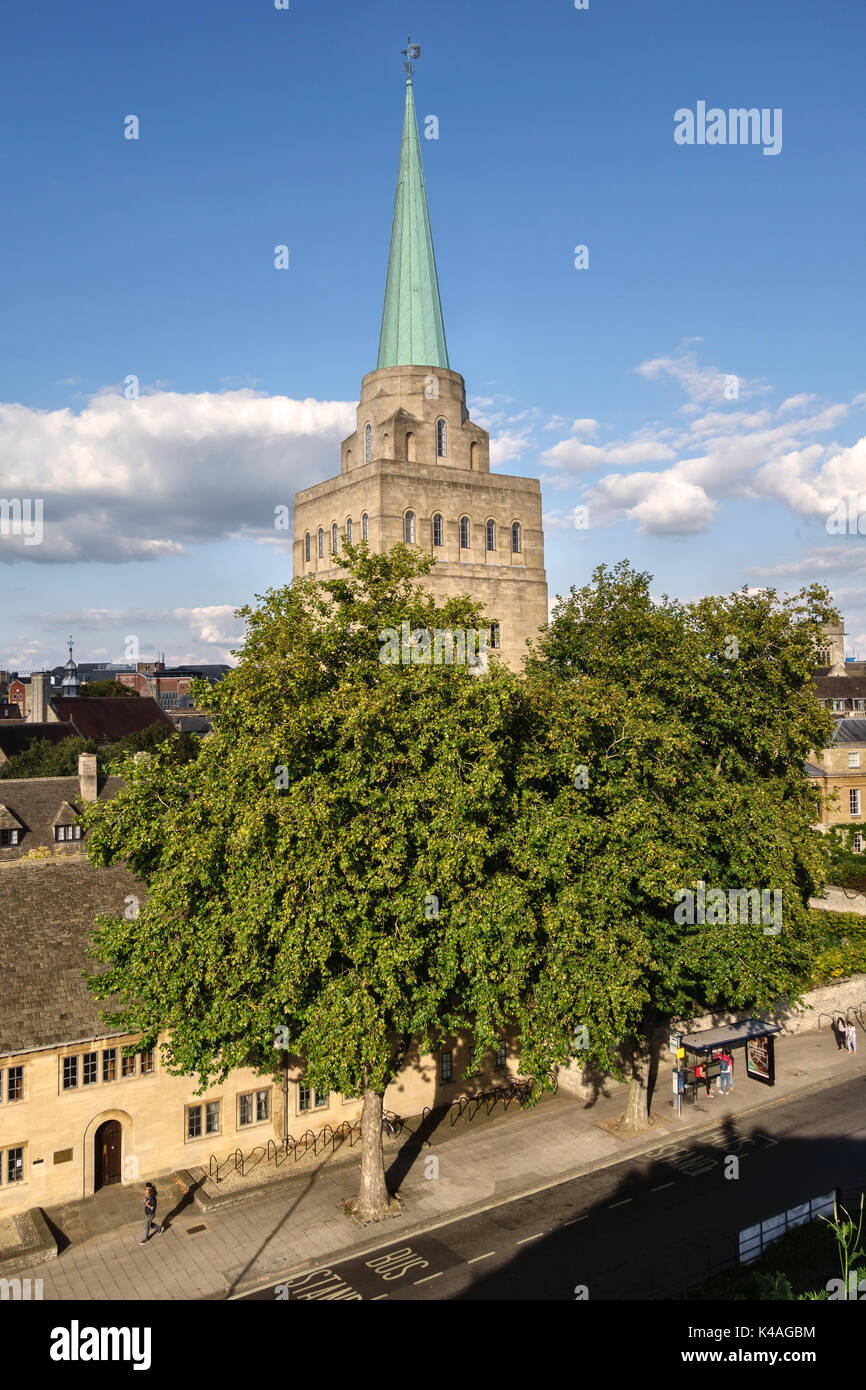 Oxford, Reino Unido. La torre de Nuffield College (1949), visto desde el montículo del castillo Foto de stock