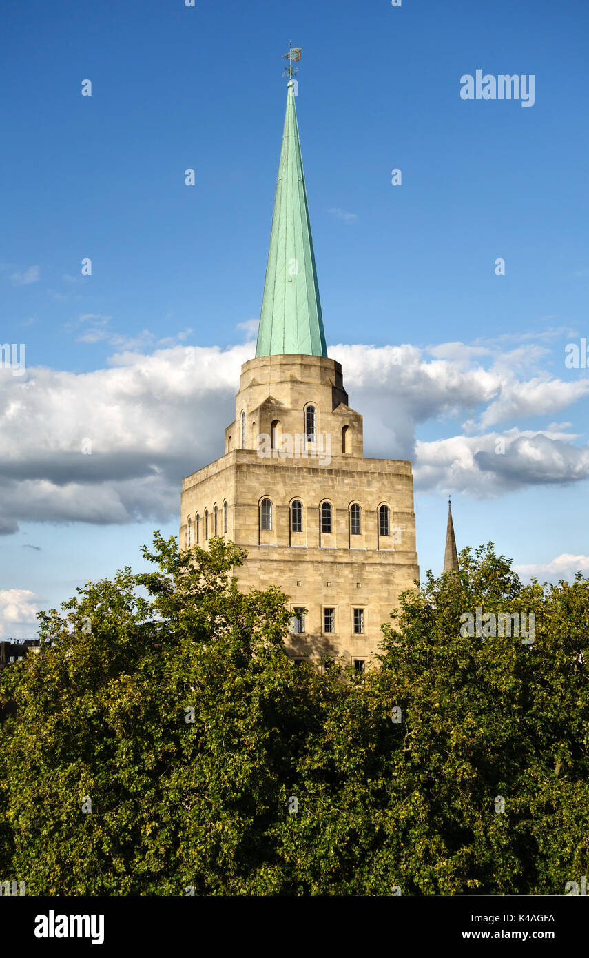 Oxford, Reino Unido. La torre de Nuffield College (1949), visto desde el montículo del castillo Foto de stock
