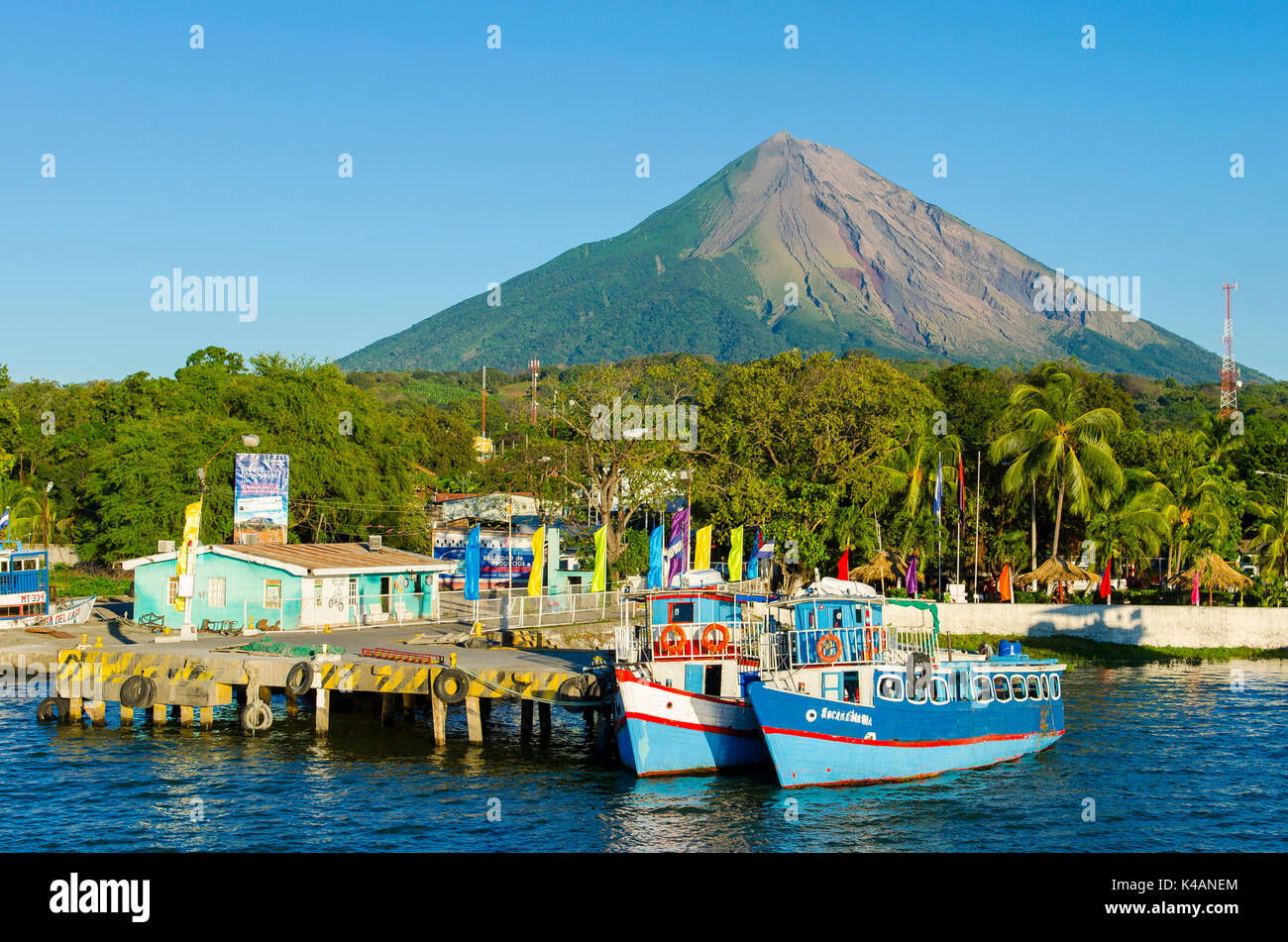 Ferry Port Moyogalpa en la isla de Ometepe con el volcán Concepción, Lago de Nicaragua (Lago Cocibolca), Nicaragua Foto de stock