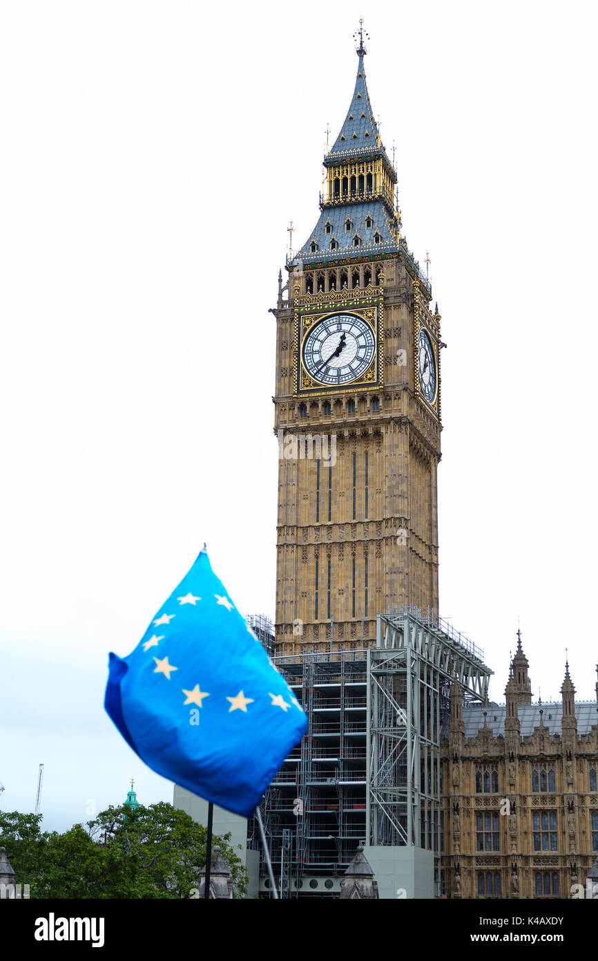 Londres, Reino Unido. Los activistas ola una bandera de la UE delante del Big Ben. Foto de stock