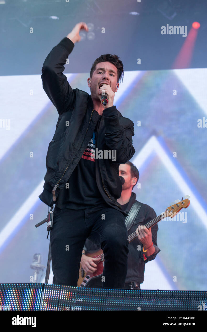 Turku, Finlandia 7 De Julio De 2017 La Banda Brittish Indie Bastille Actúa En La Edición 2017 Del Festival Al Aire Libre Finlandés Ruisrock Foto de stock