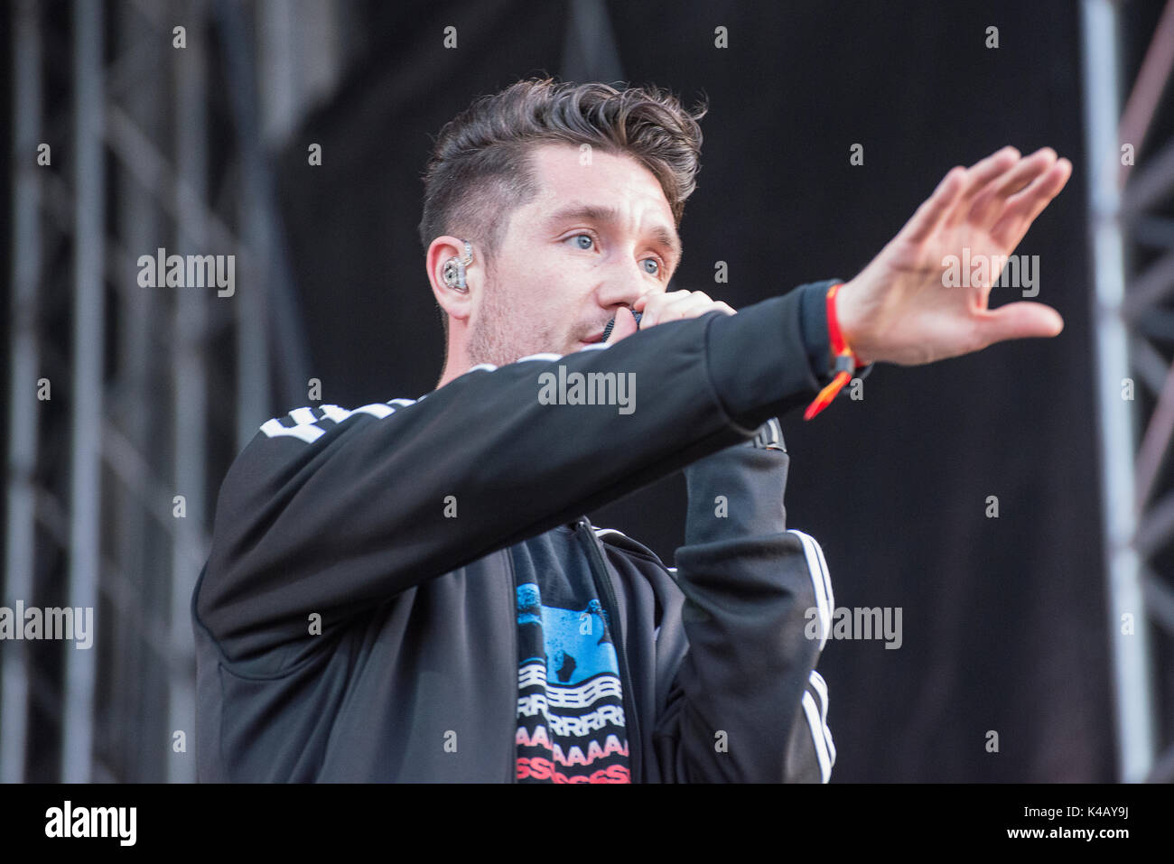 Turku, Finlandia 7 De Julio De 2017 La Banda Brittish Indie Bastille Actúa En La Edición 2017 Del Festival Al Aire Libre Finlandés Ruisrock Foto de stock