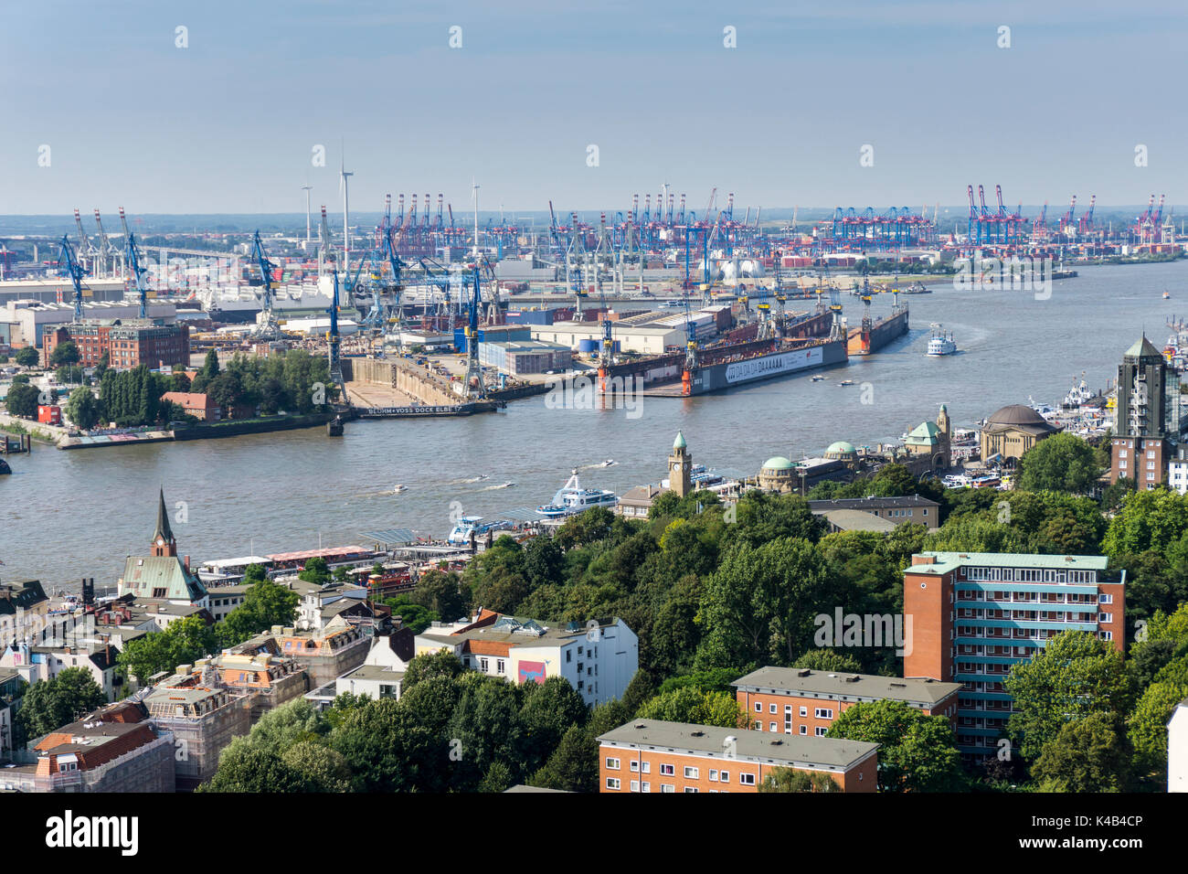 Vista del puerto de Hamburgo desde St Michaelis church, Alemania, Europa Foto de stock