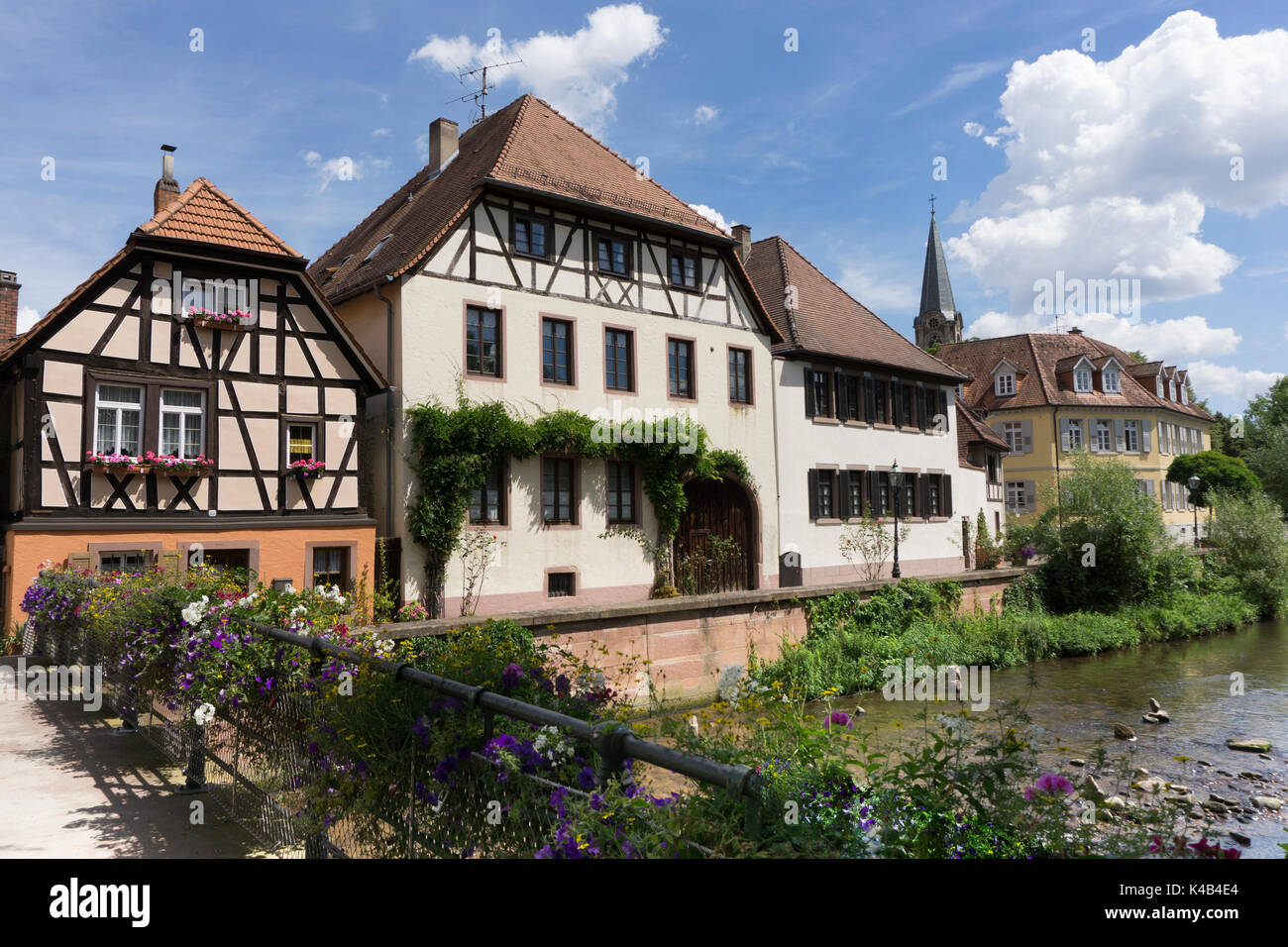 Ettlingen con el río alb, distrito de Karlsruhe, Selva Negra, Baden Wuerttemberg, Alemania, Europa Foto de stock