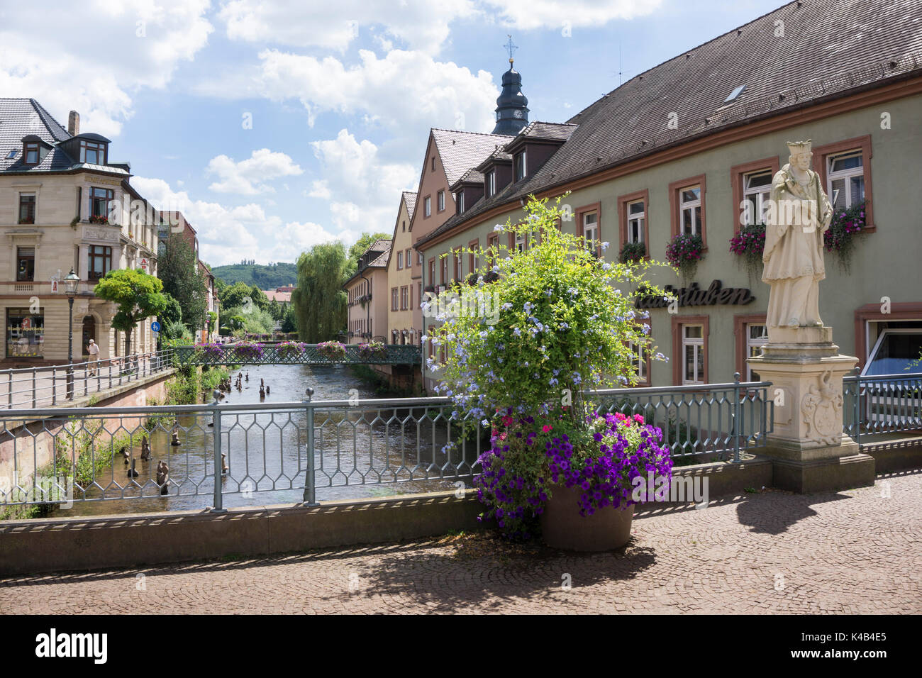 Ettlingen con el río alb, distrito de Karlsruhe, Selva Negra, Baden Wuerttemberg, Alemania, Europa Foto de stock