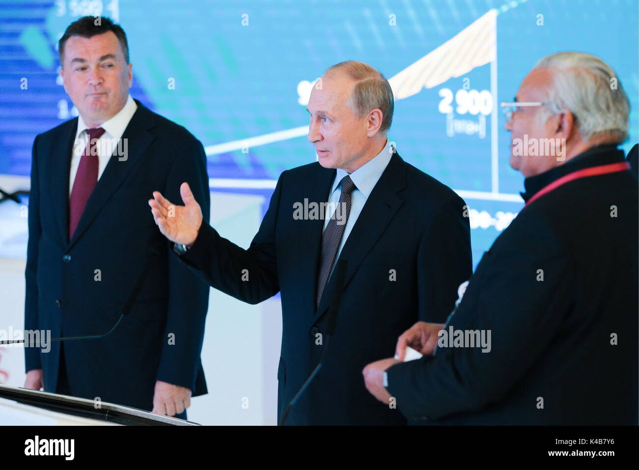 Vladivostok, Rusia. 5 Sep, 2017. En Primorye Vladimir Miklushevsky Gobernador del Territorio, el Presidente de Rusia Vladimir Putin y el Presidente del Grupo KGK Navrattan Kothari (L-R) asistir a una exposición del lejano oriente ruso avanzada de zonas económicas especiales (ASEZ) en el 2017, este foro económico en la Universidad Federal del Lejano Oriente en Russky Isla. Crédito: Sergei Bobylev/TASS/Alamy Live News Foto de stock