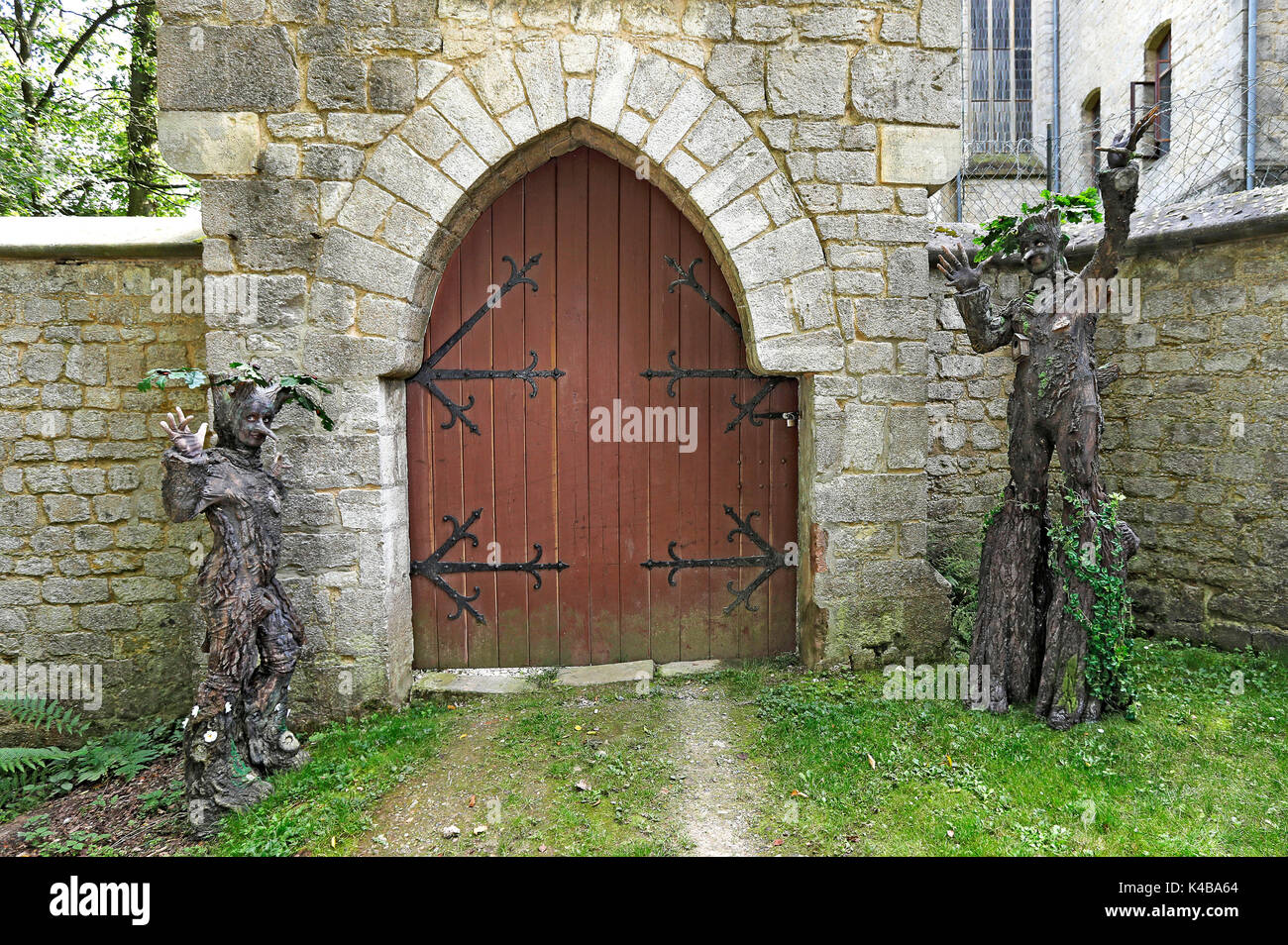 GEEK ART - Bodypainting se reúne con SciFi, Fantasy y más: Fotocomunicación de cuento de hadas con la modelo Maria y Enrico como seres de árbol en el Castillo Marien en en Pattensen el 30 de agosto de 2017 - UN proyecto del fotógrafo Tschiponnique Skupin y el pintor de cuerpo y transformador Enrico Lein Foto de stock