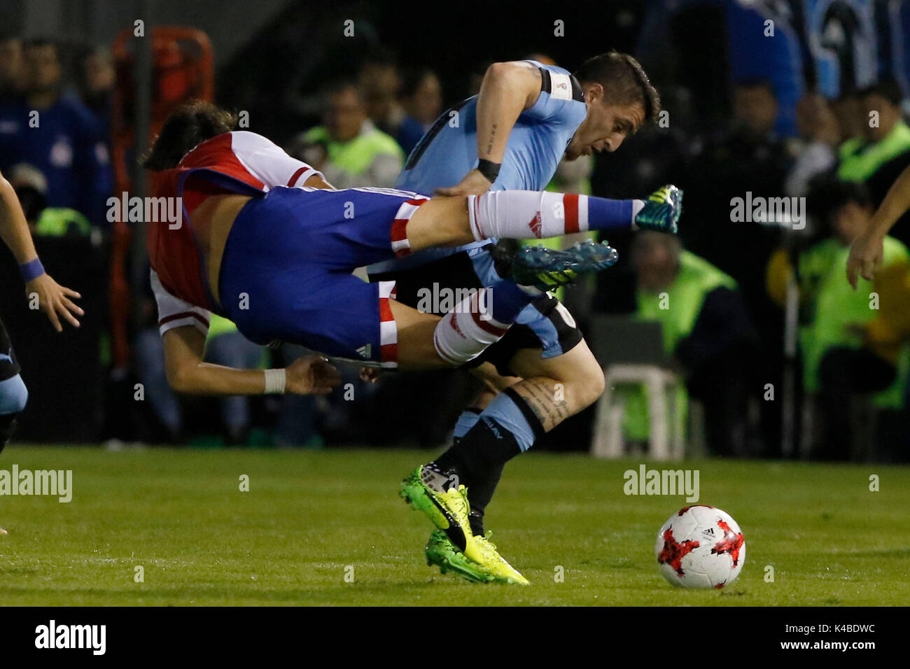 Angel Romero Paraguayo L Compite Por El Balon Con El Uruguayo Cristian Rodriguez Durante El Partido De La Copa Del Mundo 2018 Calificadores Entre Paraguay Y Uruguay En El Estadio Defensores Del