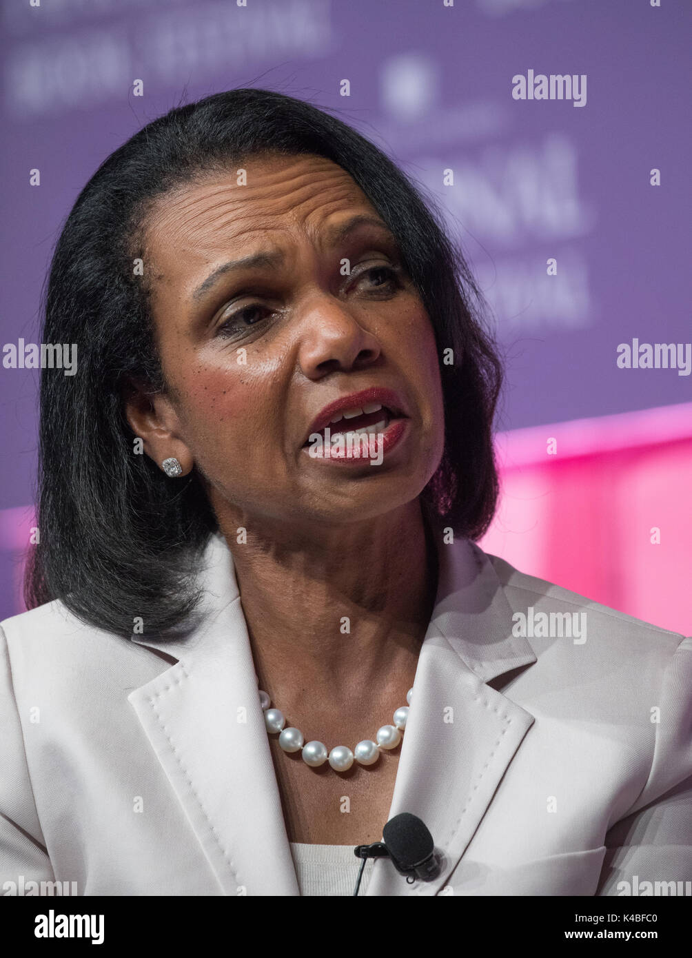 La ex Secretaria de Estado Condoleezza Rice habla en la Biblioteca del Congreso anual XVII Festival Nacional del Libro en el Walter E. Washington Convention Center en Washington, D.C. el sábado, 2 de septiembre de 2017. El arroz es la segunda mujer y el segundo afro-americano en ocupar el cargo. Fue secretaria de estado en 2005-2009 y en 2001-2005, asesor de seguridad nacional del presidente George W. Bush. Ella ha sido en la facultad de ciencias de la Universidad de Stanford desde 1981. Su libro más reciente es la 'democracia: Historias desde el largo camino hacia la libertad." (Foto de Jeff Malet) Foto via Newscom Foto de stock