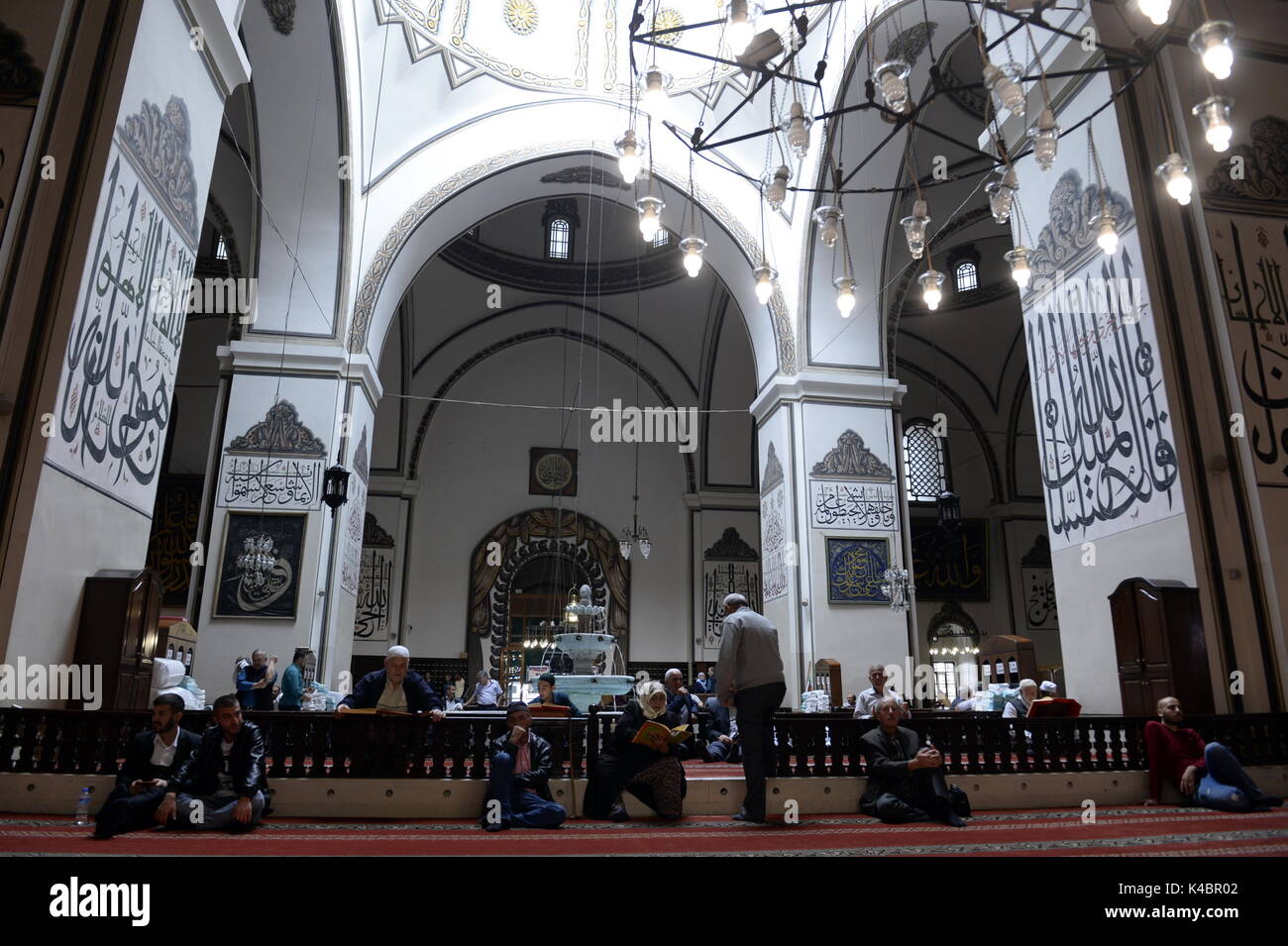 Interior de la gran mezquita de Bursa, Ulu Camii Foto de stock