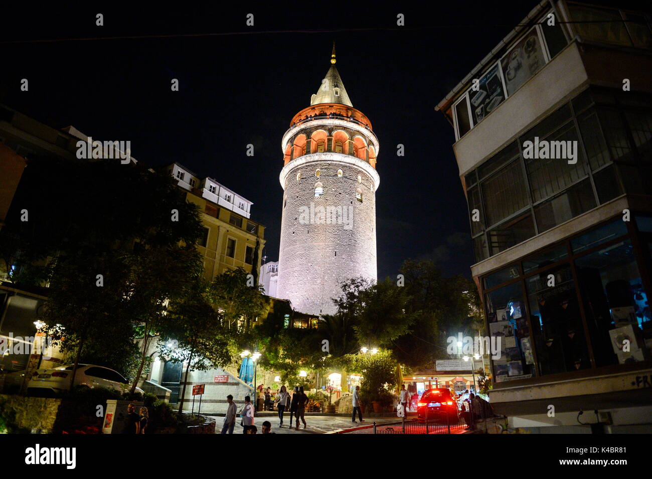 Distrito de Beyoglu en la parte europea de Estambul, torre de Galata Foto de stock