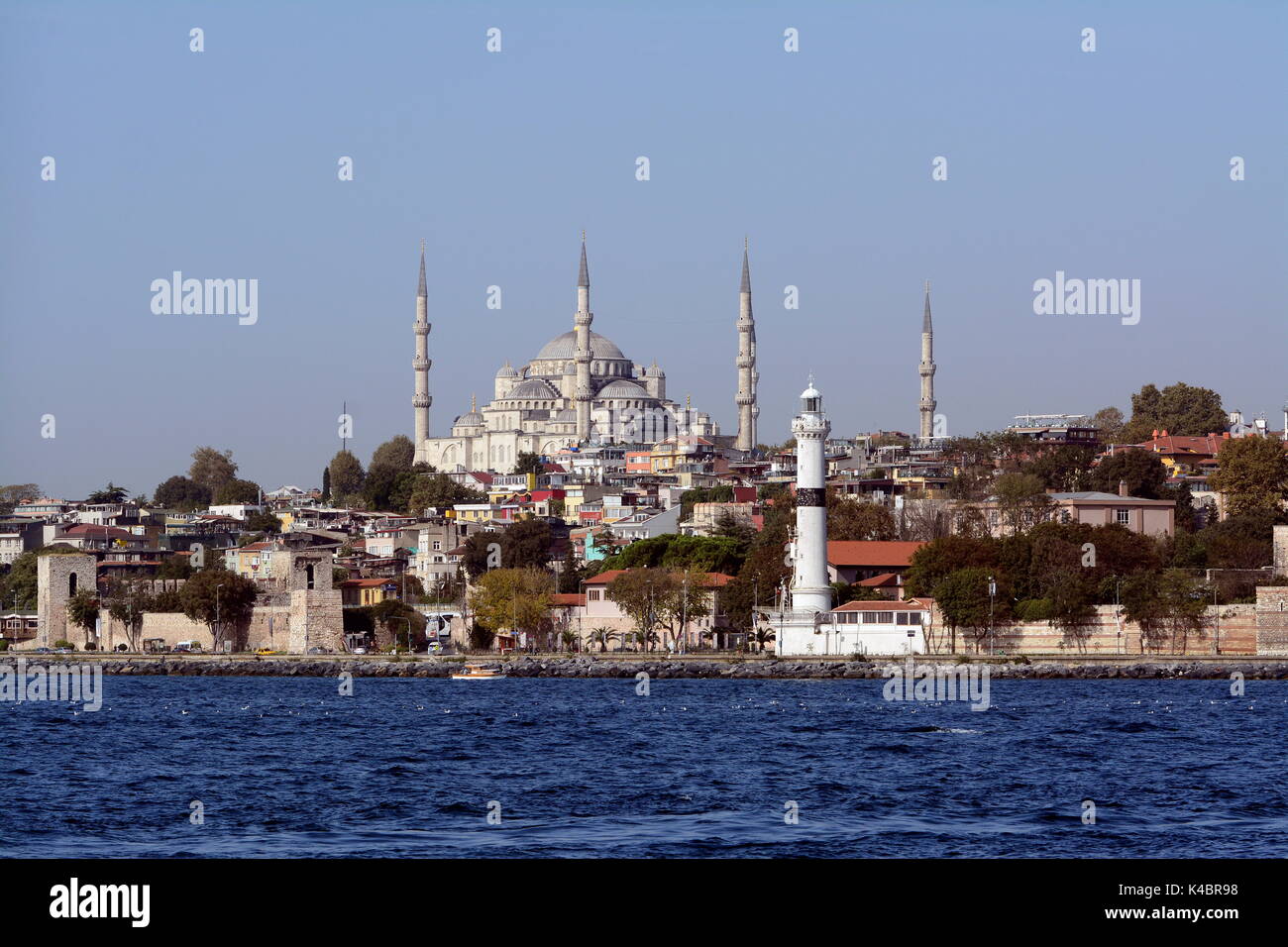 Vista desde el mar de Marmara ver la Mezquita del Sultan Ahmed Foto de stock