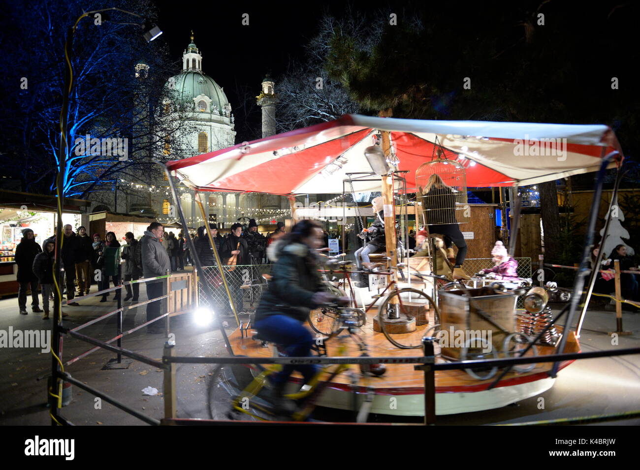Mercado de Navidad en Karlsplatz en Viena Foto de stock