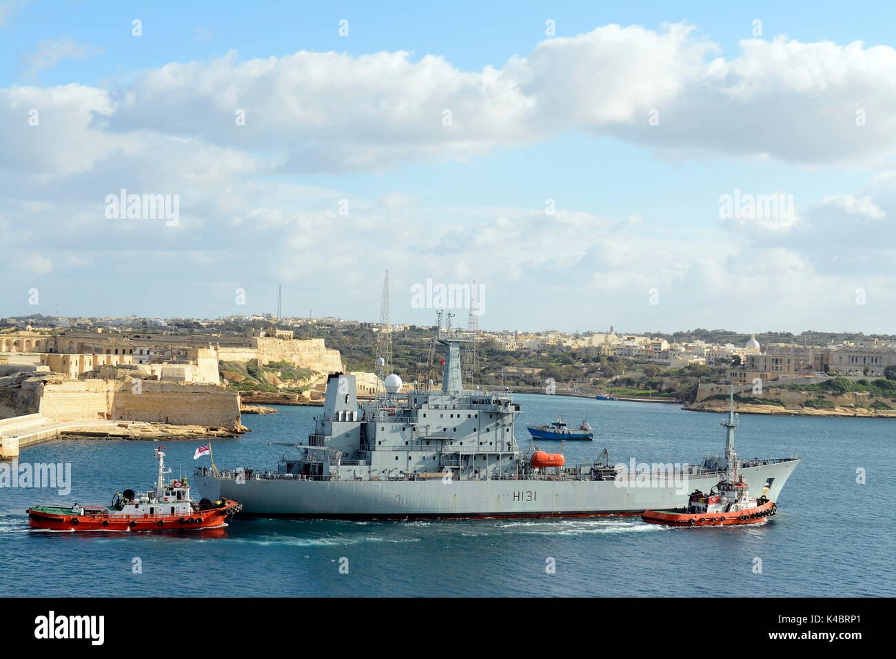 Vista desde el Fuerte San Elmo, en Valletta en Fort Ricasoli, Malta Foto de stock