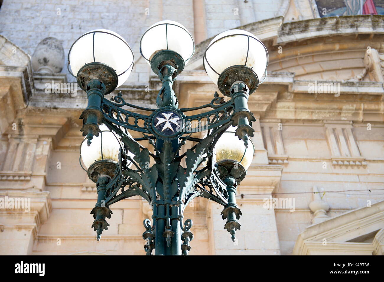 Iluminación de la calle con la cruz de Malta en Rabat, Malta Foto de stock