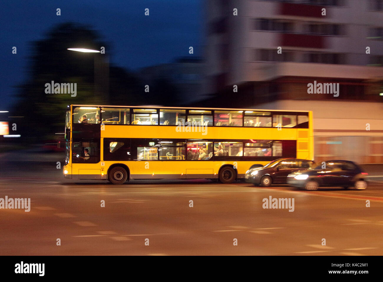 Autobús de dos pisos en Berlín al anochecer Foto de stock