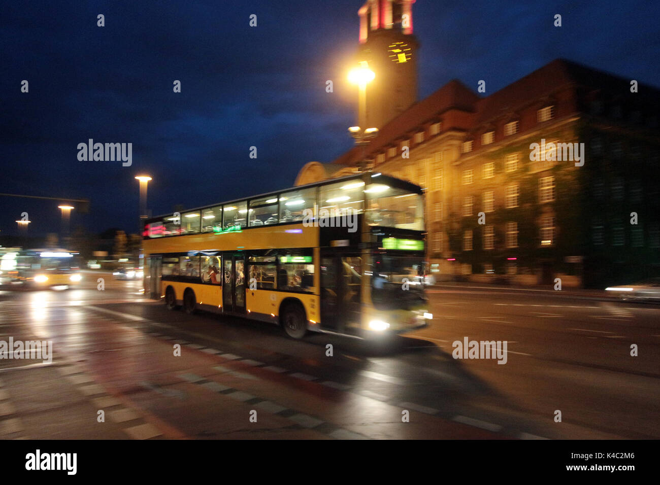 Autobús de dos pisos en Berlín al anochecer con el Ayuntamiento de Berlín Spandau Foto de stock
