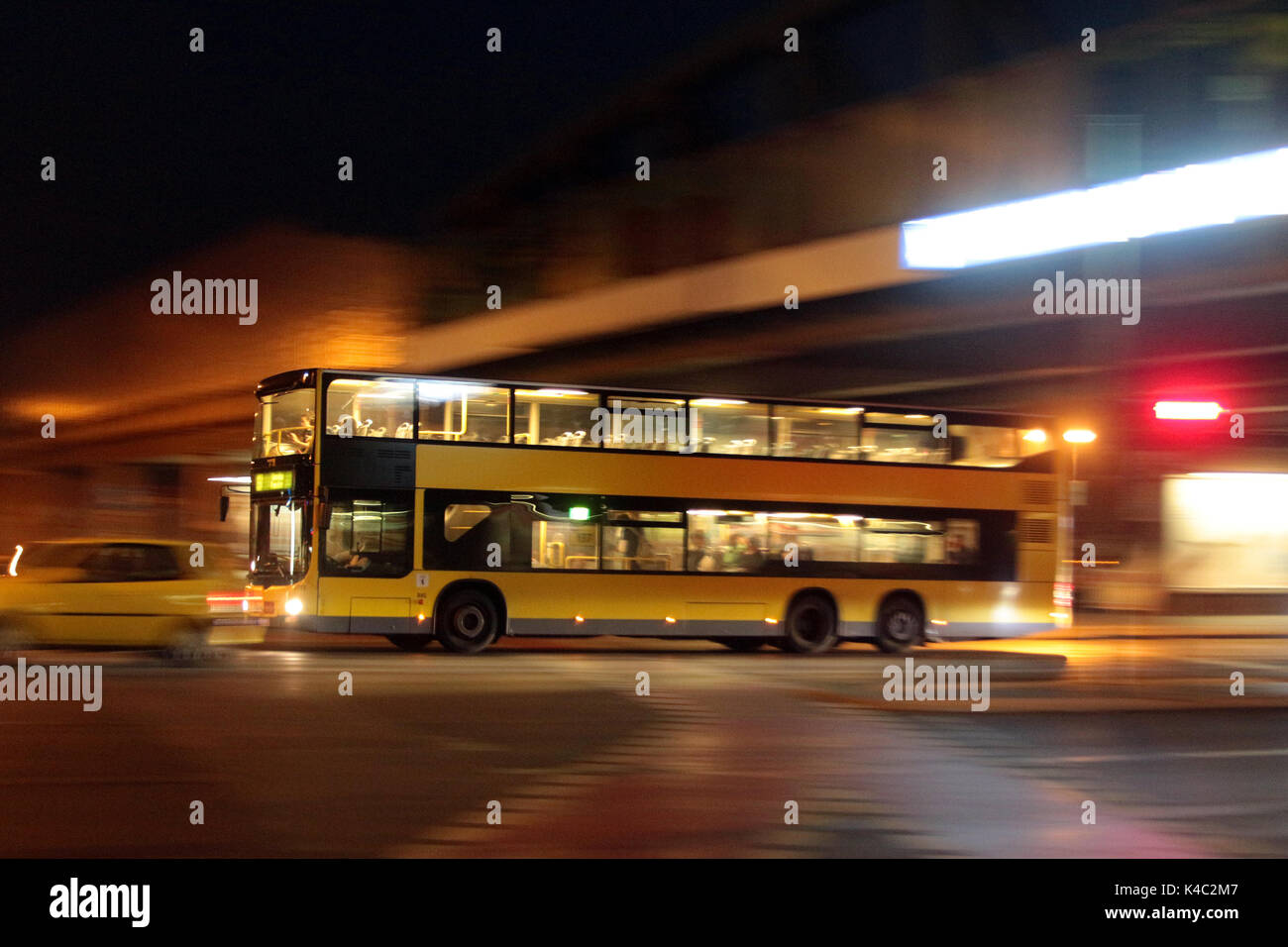 Autobús de dos pisos en Berlín al anochecer Foto de stock