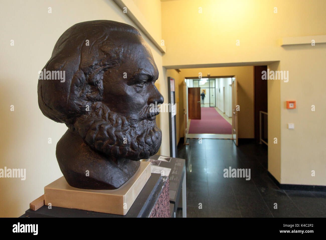 Escultura de Karl Marx en el pasillo del antiguo Ministerio de Seguridad del Estado de la RDA S. Foto de stock