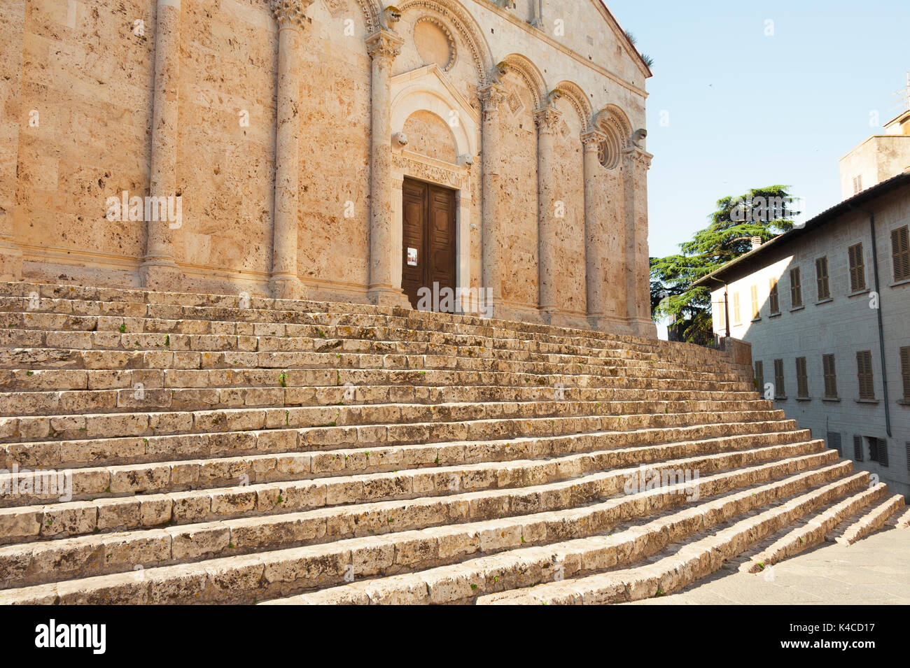 Escaleras excepcional frente a la catedral de San Cerbone en Massa Marittima, Maremma, Toscana, Italia Foto de stock