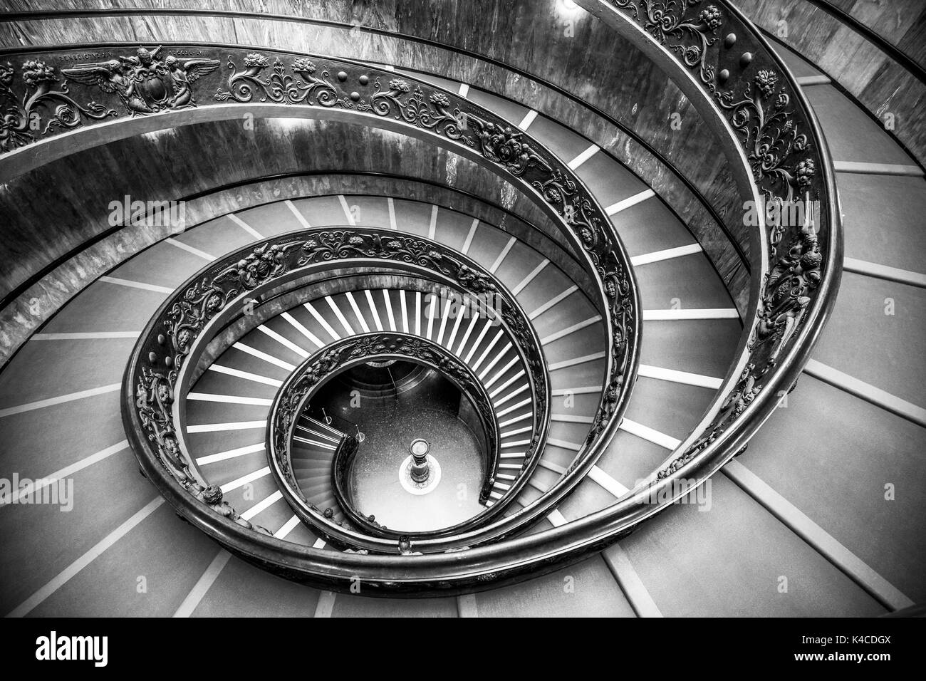 Roma Italia escalera de caracol diseñada por Giuseppe Momo en 1932 es una escalera de doble hélice del Museo del Vaticano Ciudad del Vaticano Roma Lazio Italia Europa UE Foto de stock