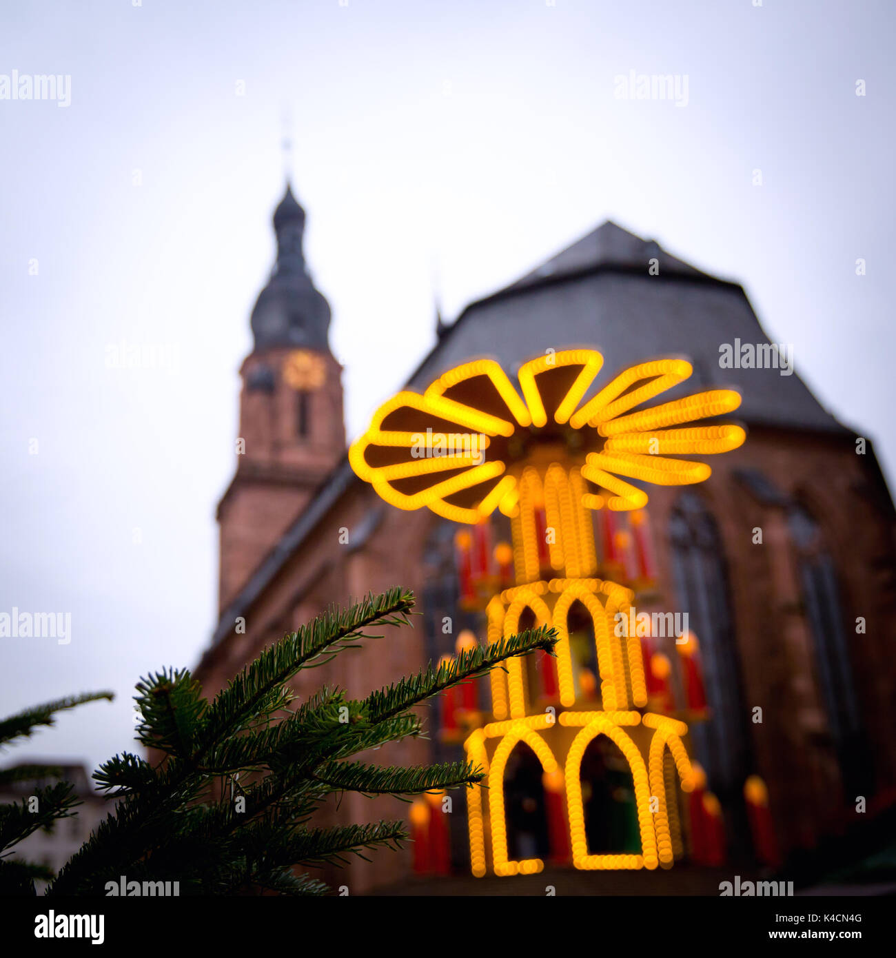Mercado de Navidad en la heiliggeistkirche en Heidelberg con la pirámide de navidad Foto de stock