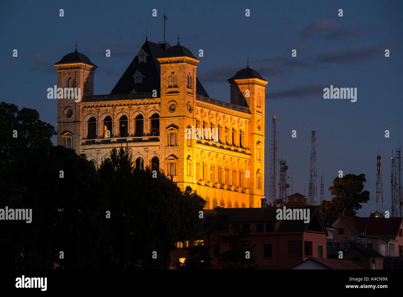 El Rova de Antananarivo o Queen's Palace, iluminado en la noche, el complejo del Palacio Real, Madagascar Foto de stock