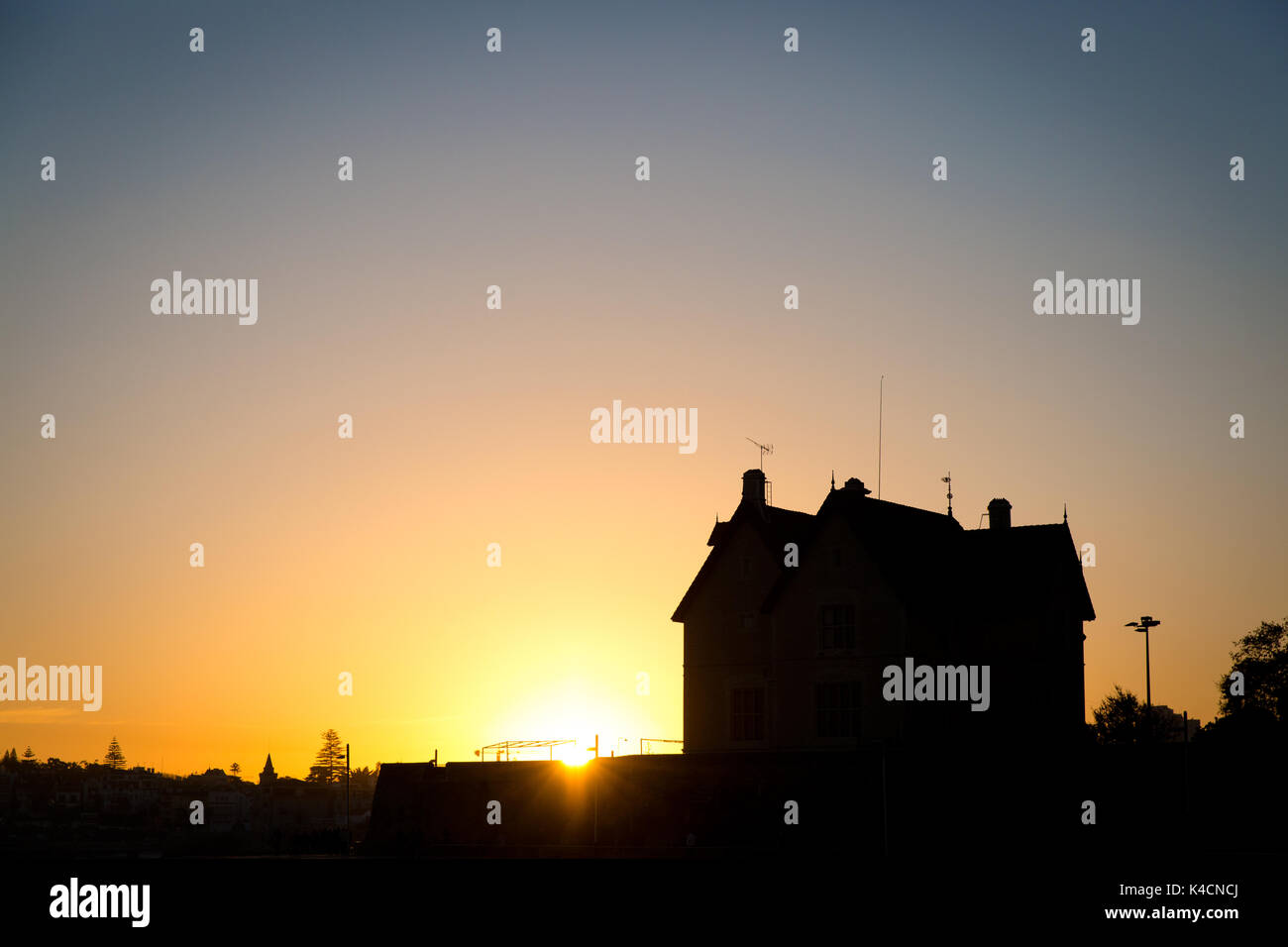 Casa antes del sol naciente Foto de stock