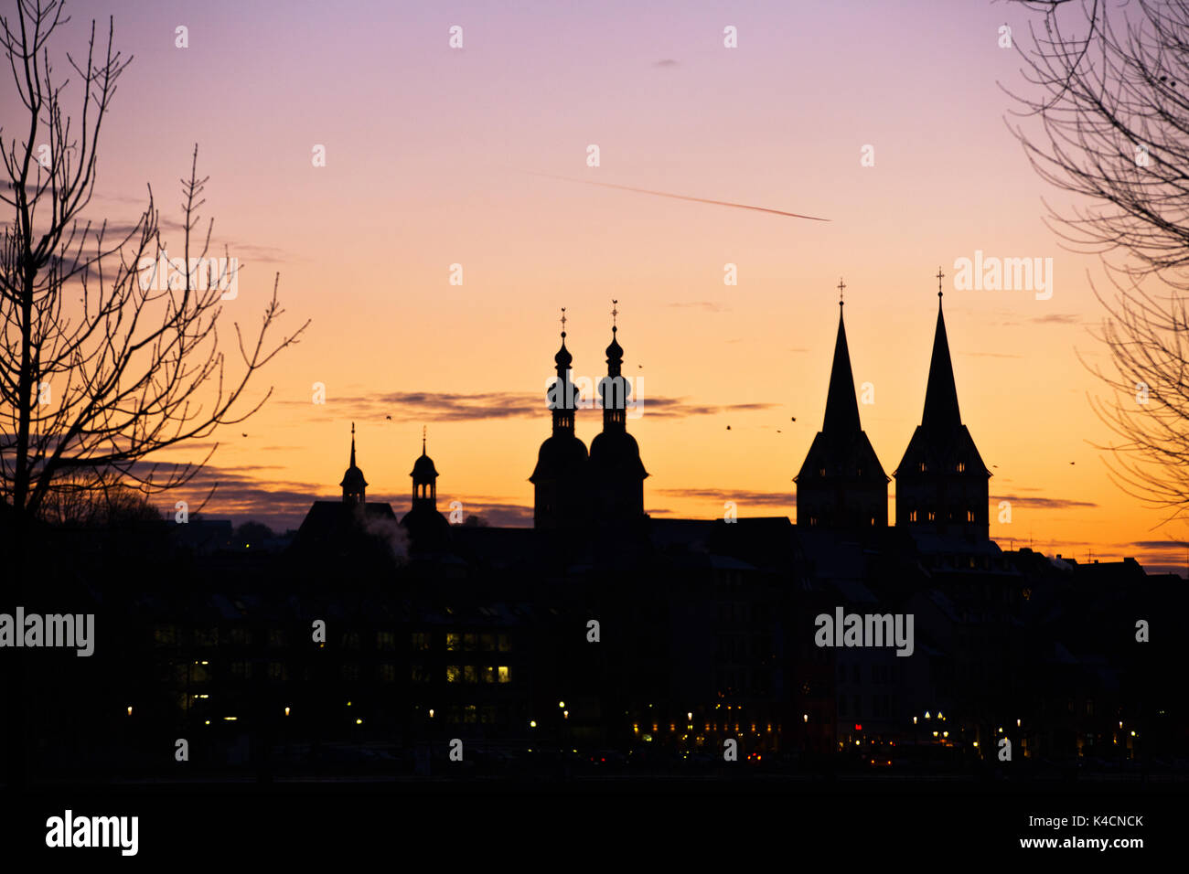 Silueta de iglesias en Koblenz en el cielo nocturno Foto de stock