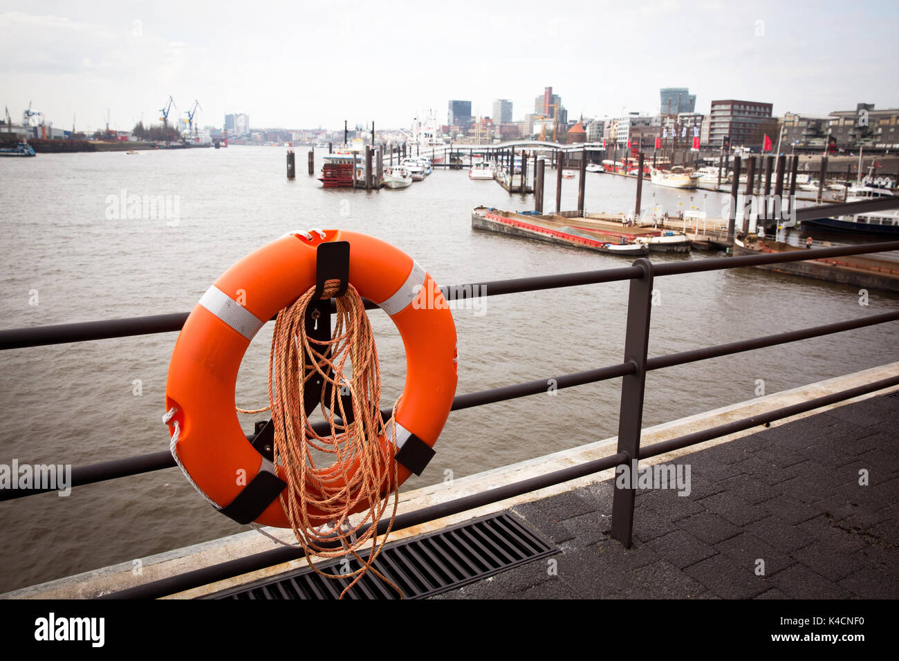 Vista desde la Elbphilharmonie al dockbridges en el puerto de Hamburgo Foto de stock