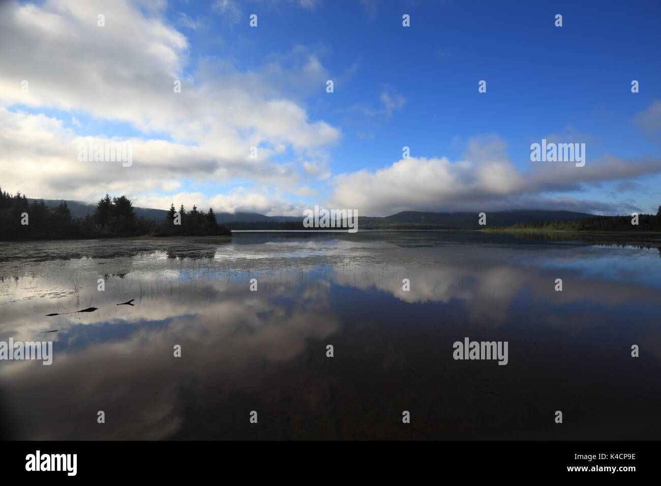 La mañana nubes están sentados en los montes Laurentides en lac escalier en mont-tremblant national park, Quebec, Canadá, 13 de agosto de 2017 Foto de stock