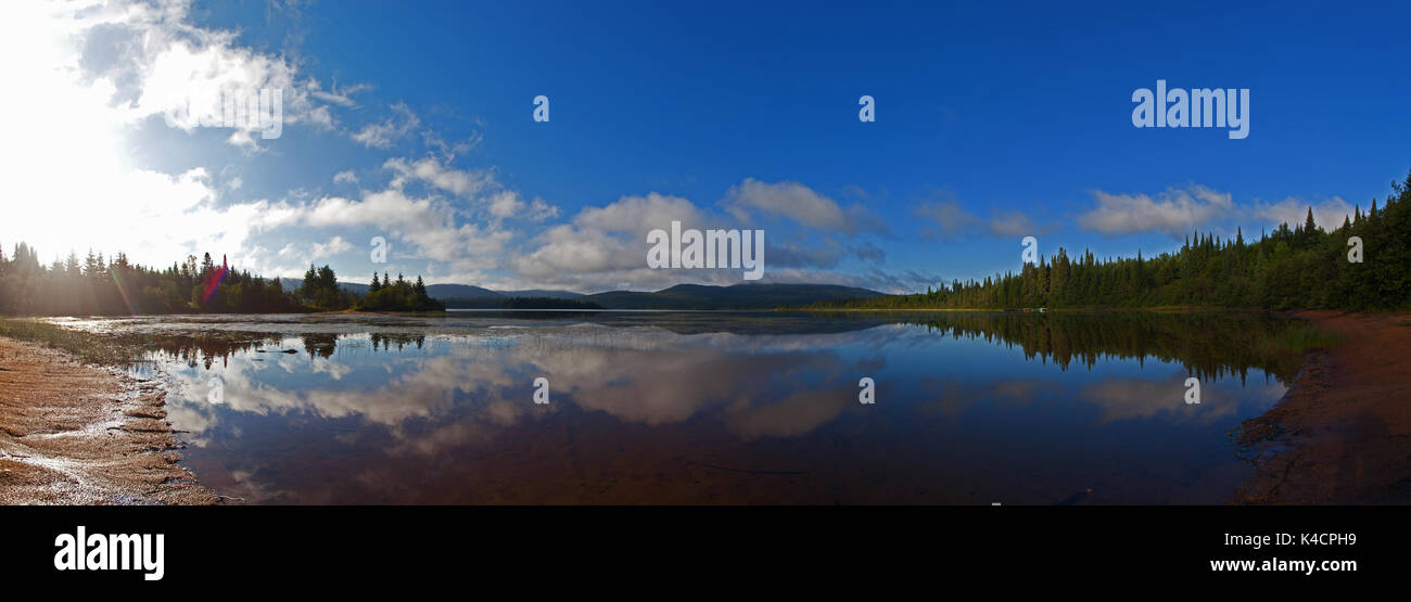 Vista panorámica de la mañana las nubes están sentados en los montes Laurentides en lac escalier en mont-tremblant national park, Quebec, Canadá, 13 de agosto 2 Foto de stock