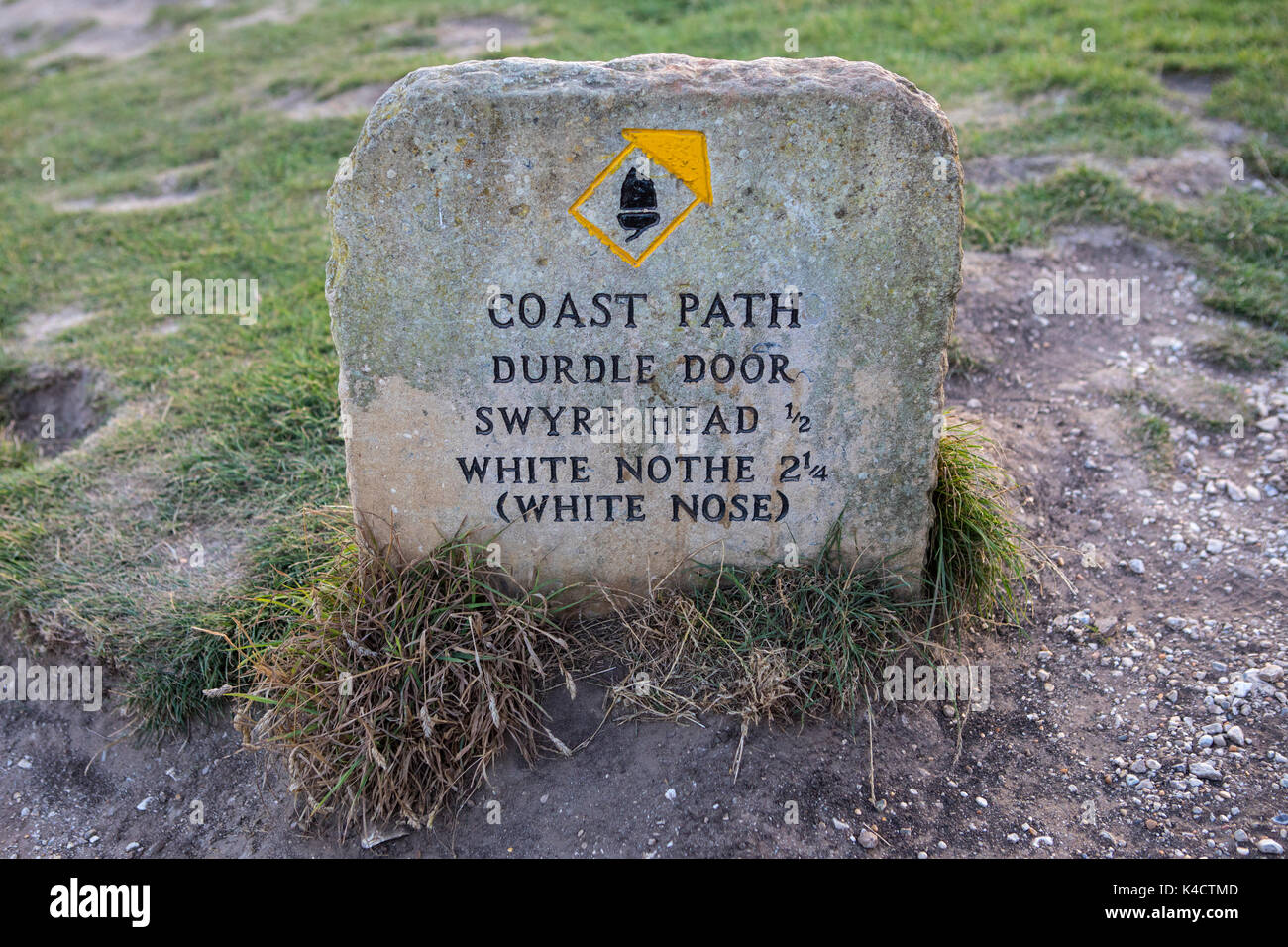 Un marcador en la costa sur oeste de path que muestra las direcciones a durdle door, blanco y cabeza swyre nothe en Dorset, Reino Unido. Foto de stock