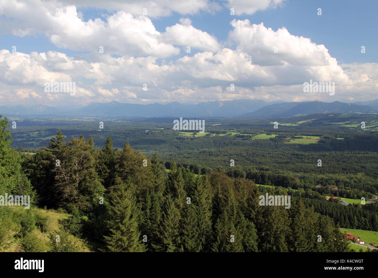 Vista desde el hoher pei enberg, pfaffenwinkel, la Alta Baviera, en las estribaciones de los Alpes Foto de stock